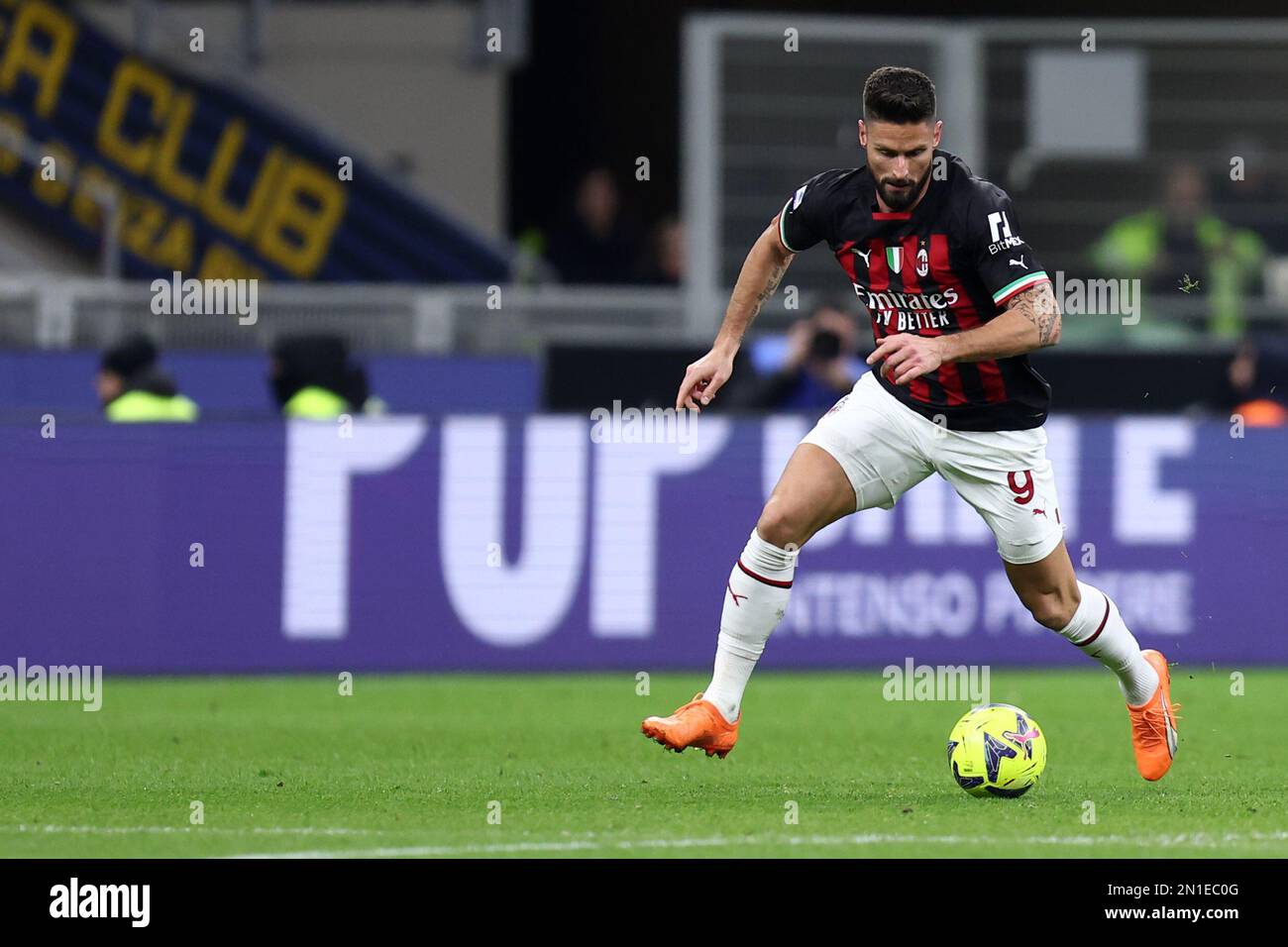 Olivier Giroud Dell AC Milan Controlla La Palla Durante La Serie A 