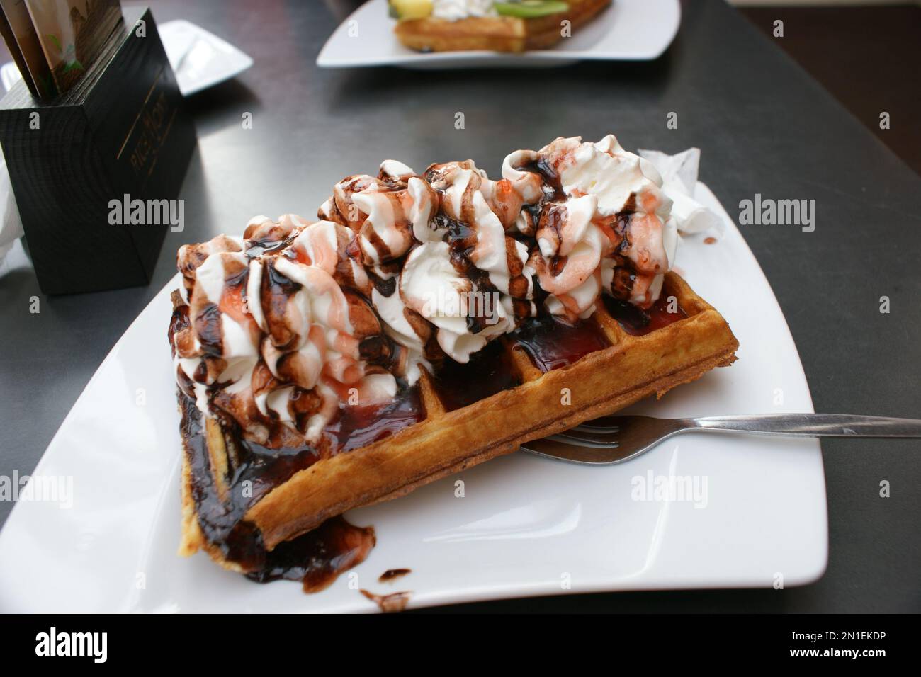 deliziosi waffle con frutta cremosa extra Foto Stock