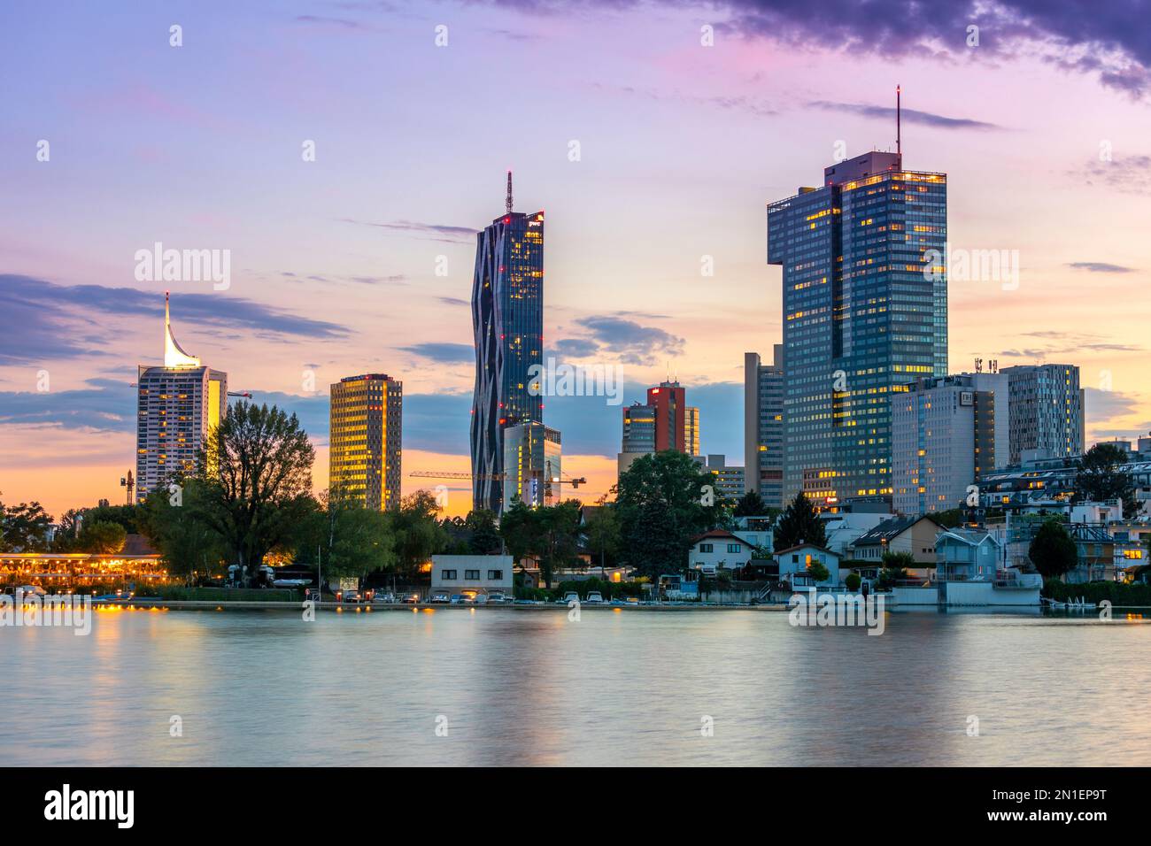 Skyline della città al crepuscolo, Danubio, Alte Donau, Vienna, Austria, Europa Foto Stock