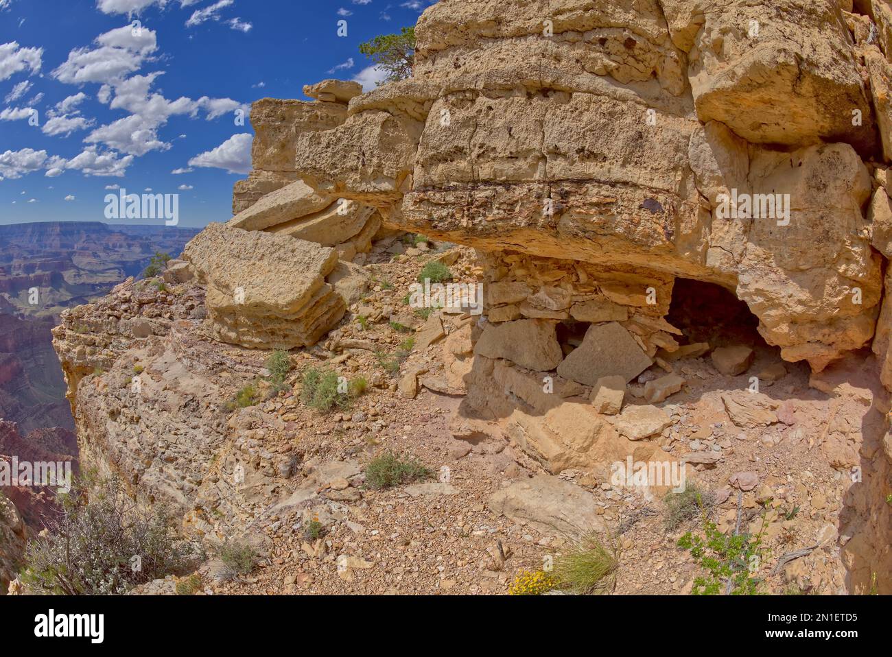 Antiche rovine indiane sul bordo di una scogliera a est di Papago Point presso il Grand Canyon, il Parco Nazionale del Grand Canyon, sito patrimonio dell'umanità dell'UNESCO, Arizona Foto Stock