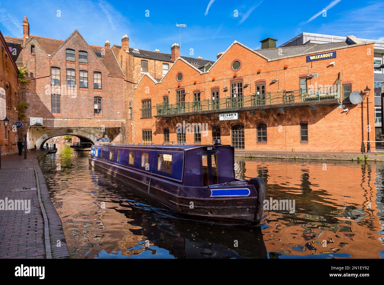 Narrowboat sul canale di Birmingham a gas Street, Central Birmingham, West Midlands, Regno Unito, Europa Foto Stock