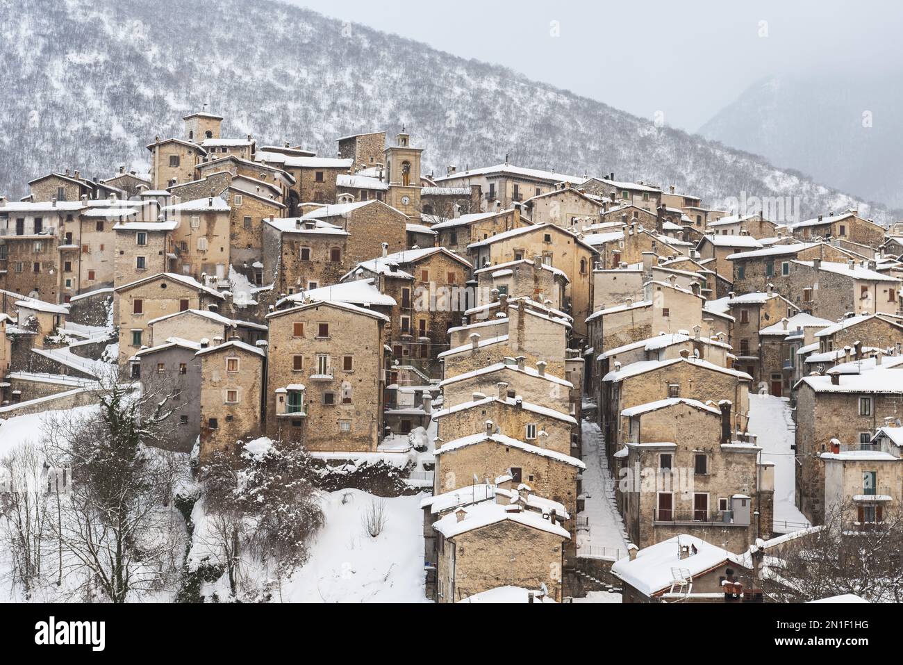 Borgo medievale innevato di Scanno, Parco Nazionale d'Abruzzo, Appennino, provincia dell'Aquila, Abruzzo, Italia, Europa Foto Stock