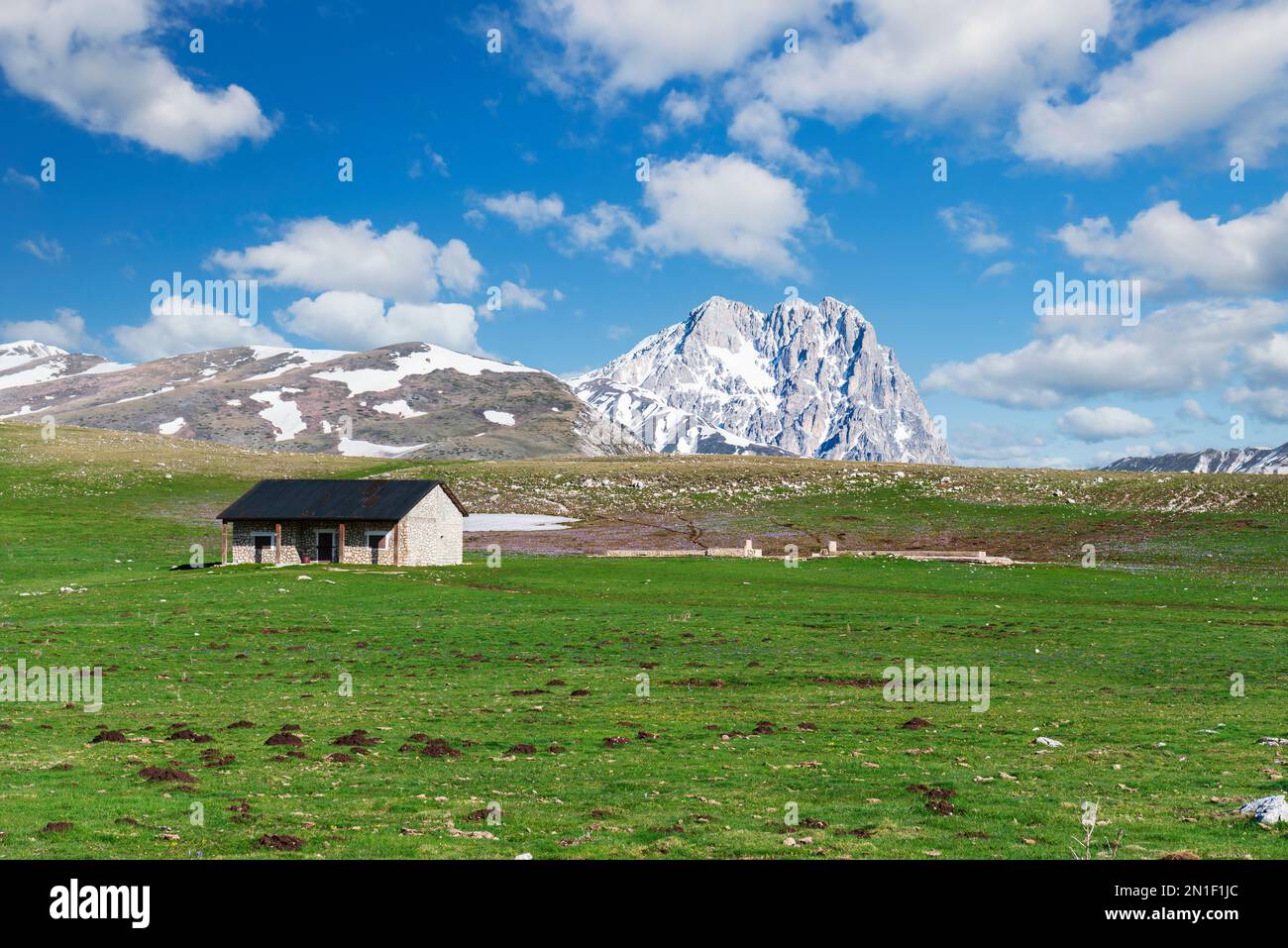 Casa isolata tra prati sull'altopiano di campo Imperatore, Parco Nazionale del Gran Sasso, Appennino, Abruzzo, Italia, Europa Foto Stock