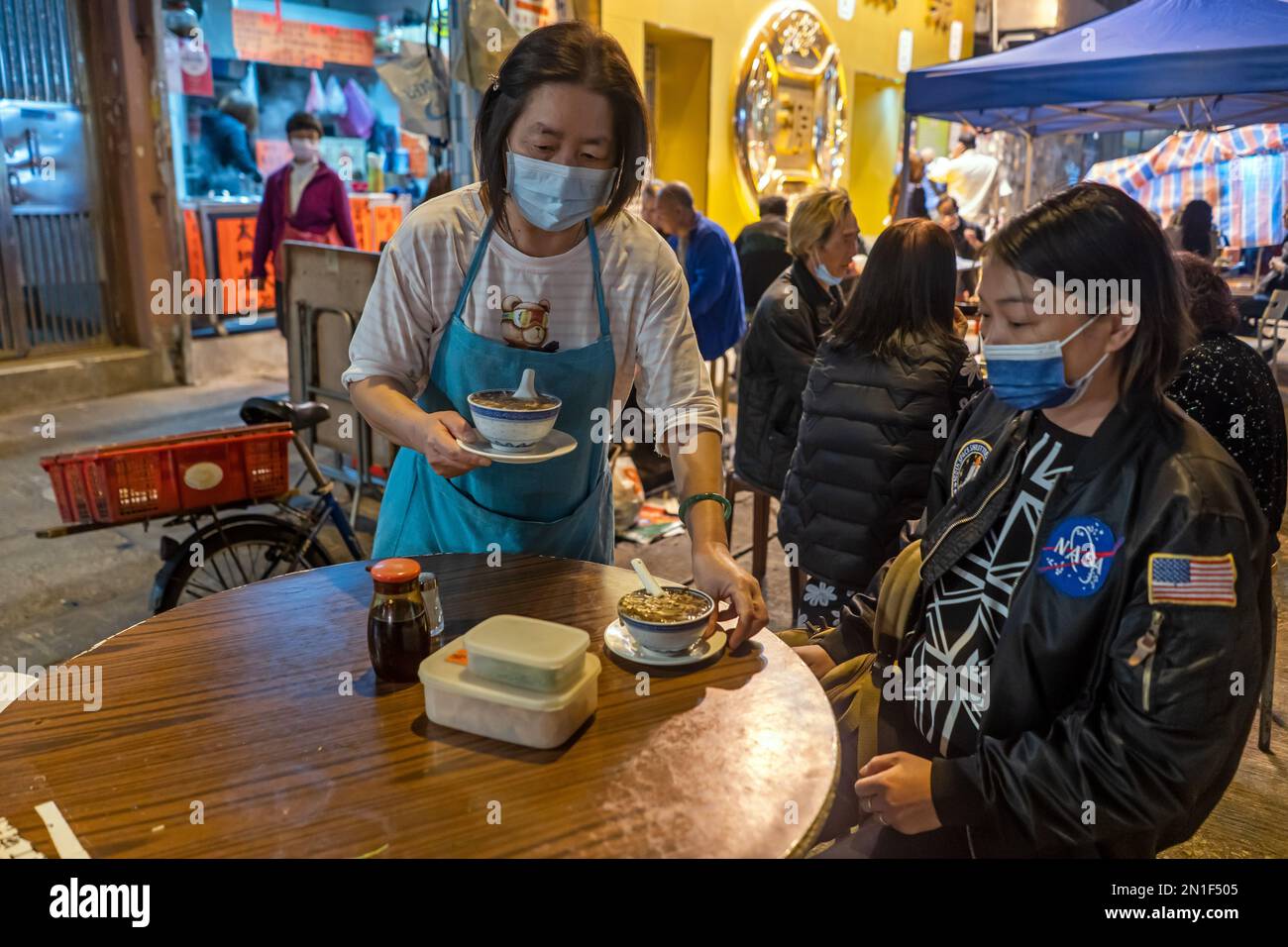 Hong Kong - zuppa di serpenti servita presso un ristorante all'aperto a Yau ma Tei - Dicembre 2022 Foto Stock