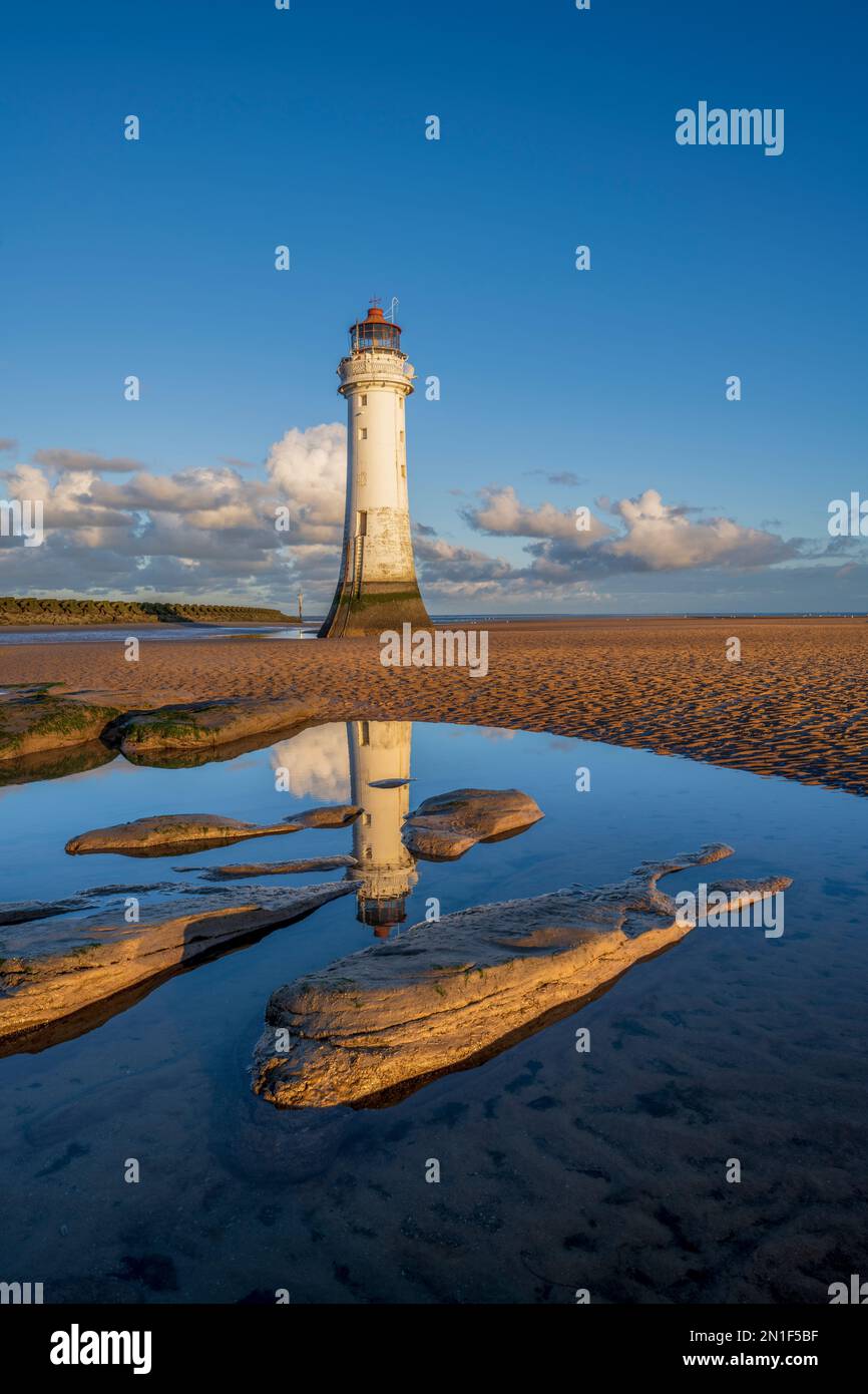 Faro di Perch Rock con riflessi dello specchio del mattino, New Brighton, Wirral, Cheshire, Inghilterra, Regno Unito, Europa Foto Stock