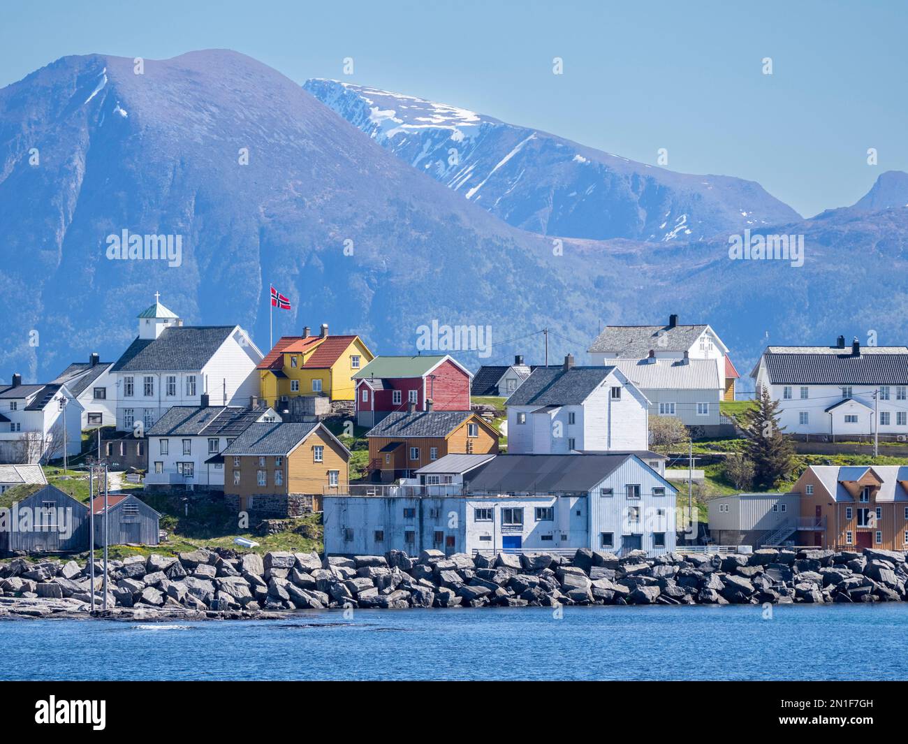Una vista del villaggio di Bjornsund, abbandonato nel 1968 a residenti a tempo pieno, comune di Hustadviska, più og Romsdal, Norvegia, Scandinavia, Europa Foto Stock