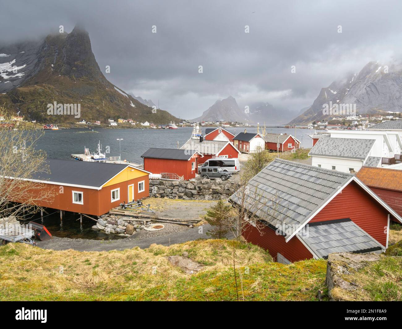 Una vista sulla città di Reine, un villaggio di pescatori a Moskenesoya, nell'arcipelago delle Lofoten, Norvegia, Scandinavia, Europa Foto Stock Una vista sulla città di Reine, un villaggio di pescatori a Moskenesoya, nell'arcipelago delle Lofoten, Norvegia, Scandinavia, Europa Foto Stock