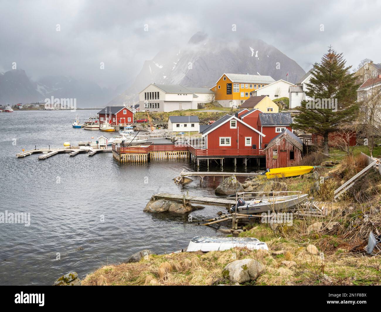 Una vista sulla città di Reine, un villaggio di pescatori a Moskenesoya, nell'arcipelago delle Lofoten, Norvegia, Scandinavia, Europa Foto Stock Una vista sulla città di Reine, un villaggio di pescatori a Moskenesoya, nell'arcipelago delle Lofoten, Norvegia, Scandinavia, Europa Foto Stock