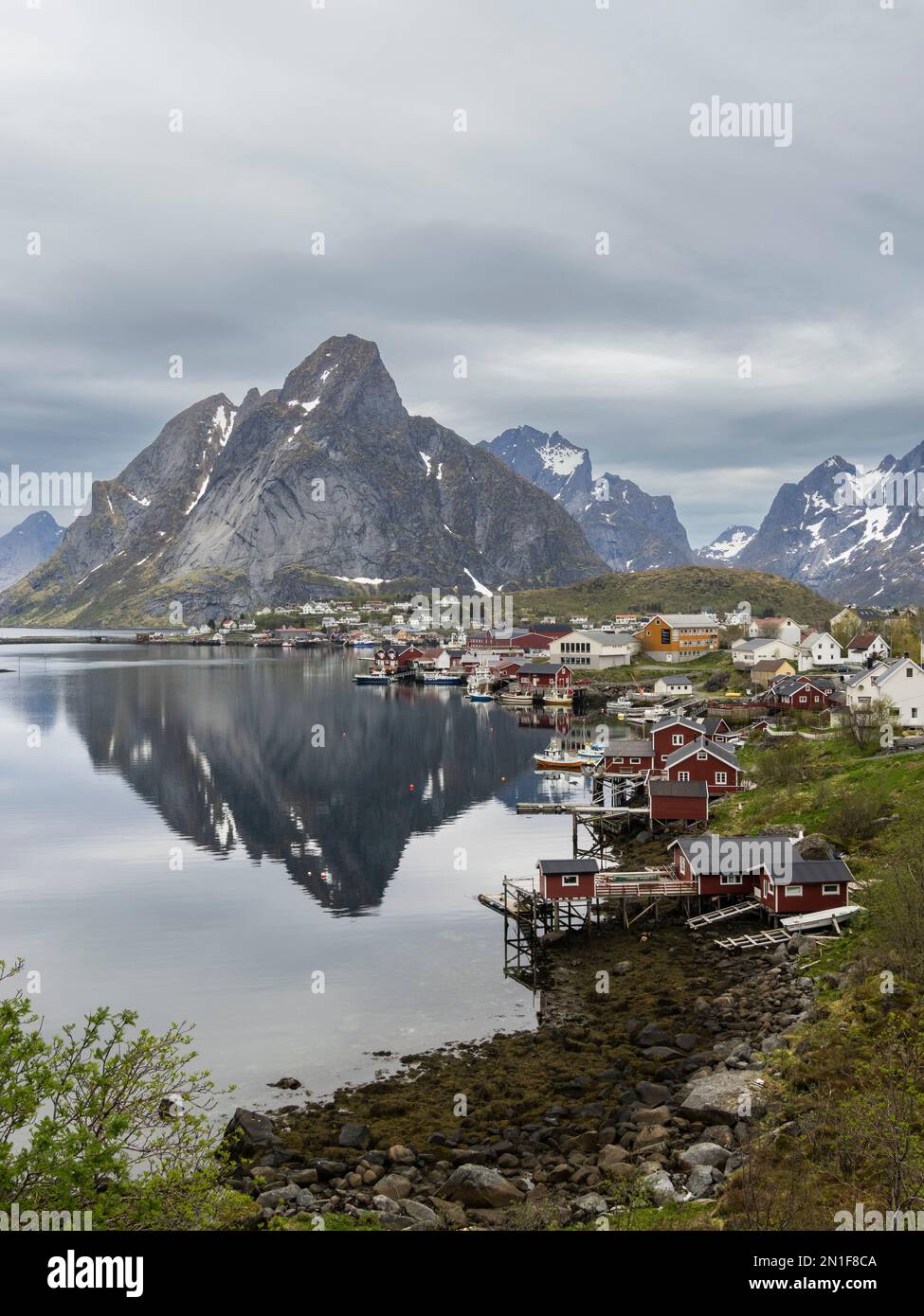 Una vista sulla città di Reine, un villaggio di pescatori a Moskenesoya, nell'arcipelago delle Lofoten, Norvegia, Scandinavia, Europa Foto Stock Una vista sulla città di Reine, un villaggio di pescatori a Moskenesoya, nell'arcipelago delle Lofoten, Norvegia, Scandinavia, Europa Foto Stock