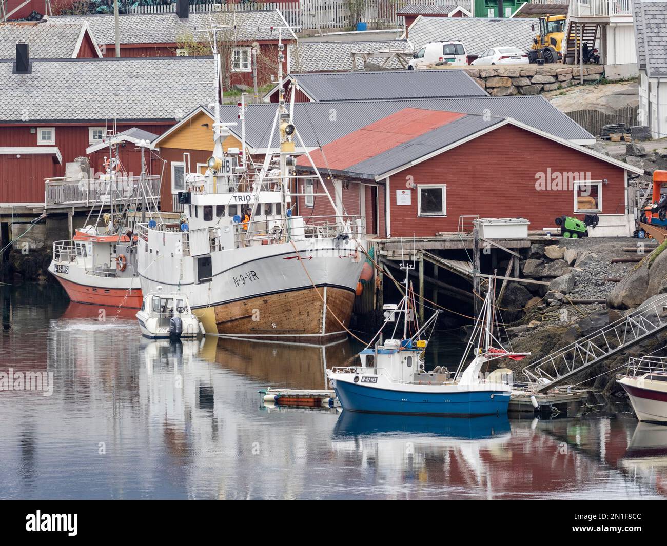 Una vista sulla città di Reine, un villaggio di pescatori a Moskenesoya, nell'arcipelago delle Lofoten, Norvegia, Scandinavia, Europa Foto Stock Una vista sulla città di Reine, un villaggio di pescatori a Moskenesoya, nell'arcipelago delle Lofoten, Norvegia, Scandinavia, Europa Foto Stock