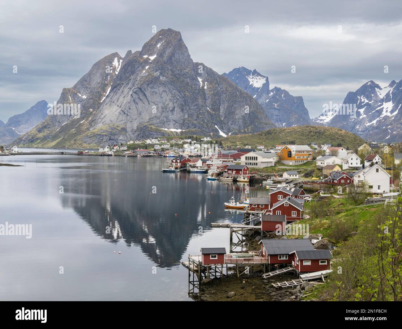 Una vista sulla città di Reine, un villaggio di pescatori a Moskenesoya, nell'arcipelago delle Lofoten, Norvegia, Scandinavia, Europa Foto Stock Una vista sulla città di Reine, un villaggio di pescatori a Moskenesoya, nell'arcipelago delle Lofoten, Norvegia, Scandinavia, Europa Foto Stock