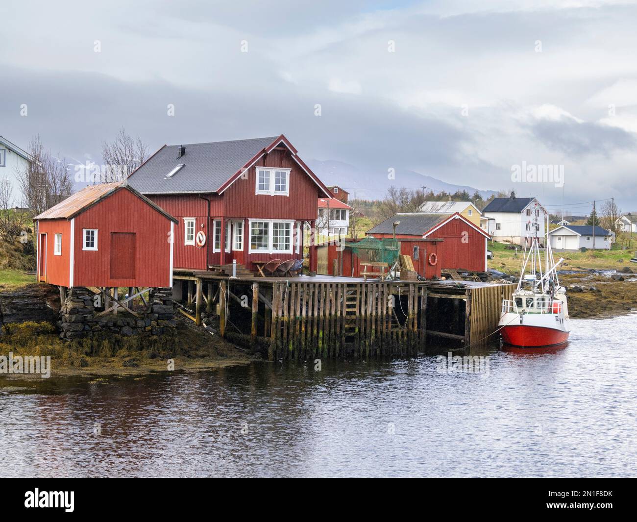 Vista del porto di Nes sull'isola di Vega, una delle circa 6500 isole e skerries dell'arcipelago di Vega, Norvegia, Scandinavia, Europa Foto Stock