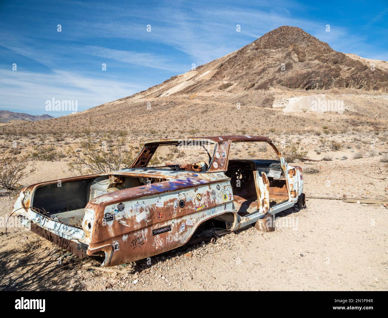 Auto abbandonata a Rhyolite, una città fantasma nella contea di Nye, vicino al Death Valley National Park, Nevada, Stati Uniti d'America, Nord America Foto Stock