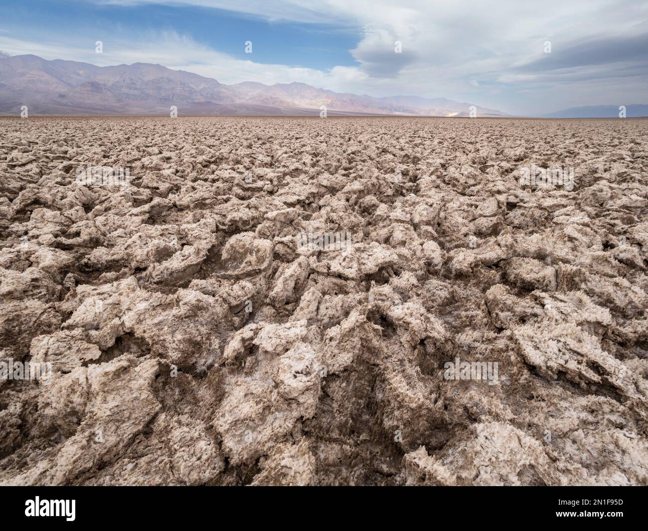 Il Devil's Golf Course, una grande padella di sale piena di cristallo di sale di alite, il Death Valley National Park, California, Stati Uniti d'America Foto Stock