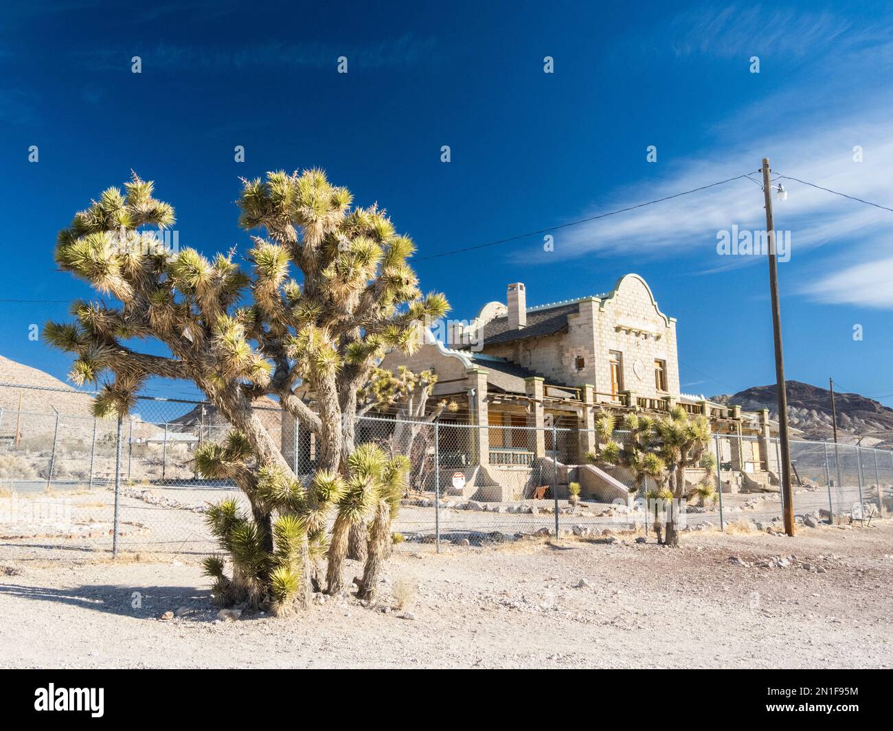Deposito ferroviario abbandonato a Rhyolite, una città fantasma nella contea di Nye, vicino al Death Valley National Park, Nevada, Stati Uniti d'America, Nord America Foto Stock