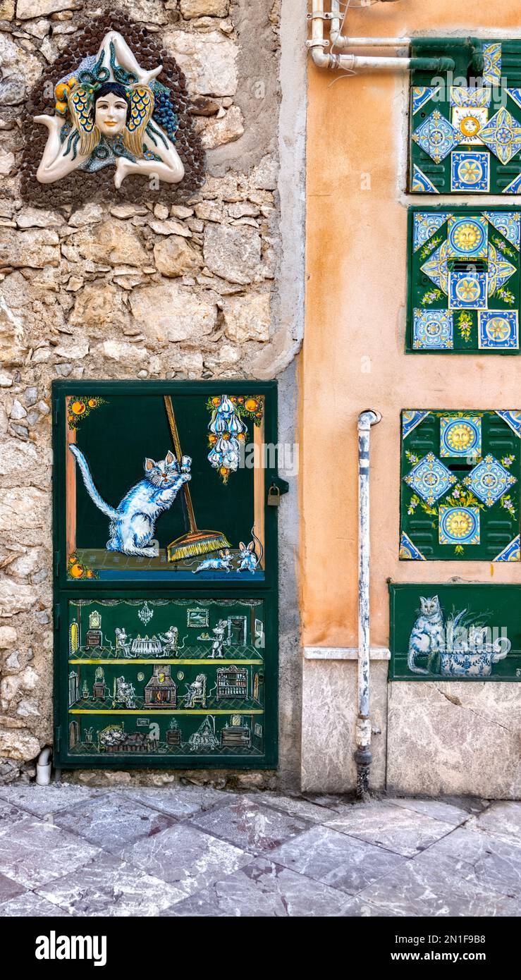 Taormina Sicilia, Italia porte di edifici di appartamenti di colore verde e giallo, dipinte con colori vivaci Foto Stock