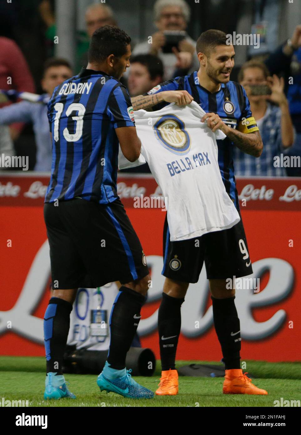 Inter Milan's Fredy Guarin, left, celebrates with his teammate Mauro Icardi after scoring during a Serie A soccer match between Inter Milan and AC Milan, at the San Siro stadium in Milan, Italy, Sunday, Sept. 13, 2015. (AP Photo/Luca Bruno) Foto Stock