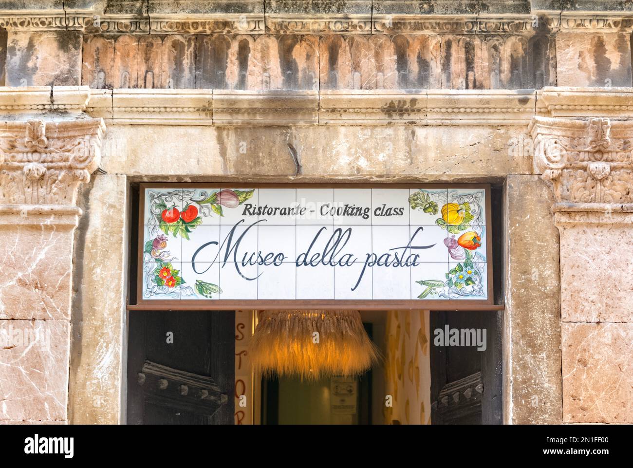 Taormina, Sicilia insegna dipinta con colori vivaci su piastrelle in ceramica per Ristorante e Classe di cucina Museo della pasta Foto Stock