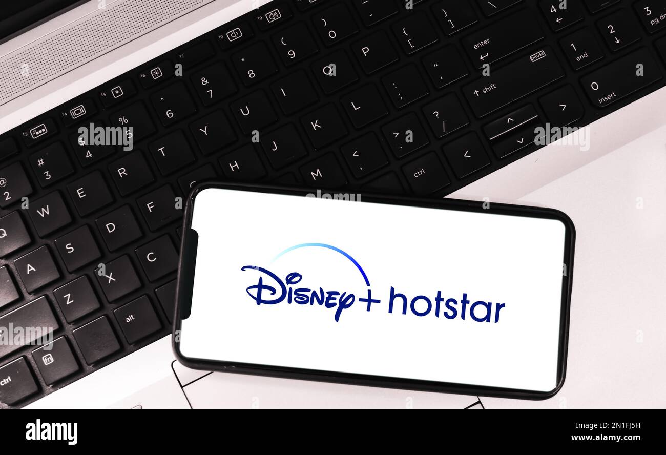 Applicazione mobile Disney e laptop sullo sfondo, sfondo editoriale Foto Stock
