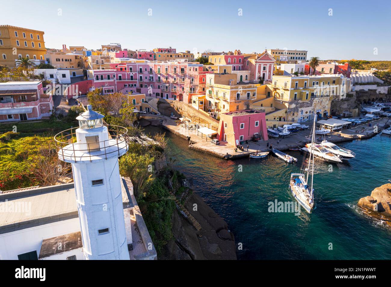 Case colorate di Ventotene e del porto romano al sole, Isole Pontine, Mar Tirreno, Provincia di Latina, Lattio, Italia, Europa Foto Stock