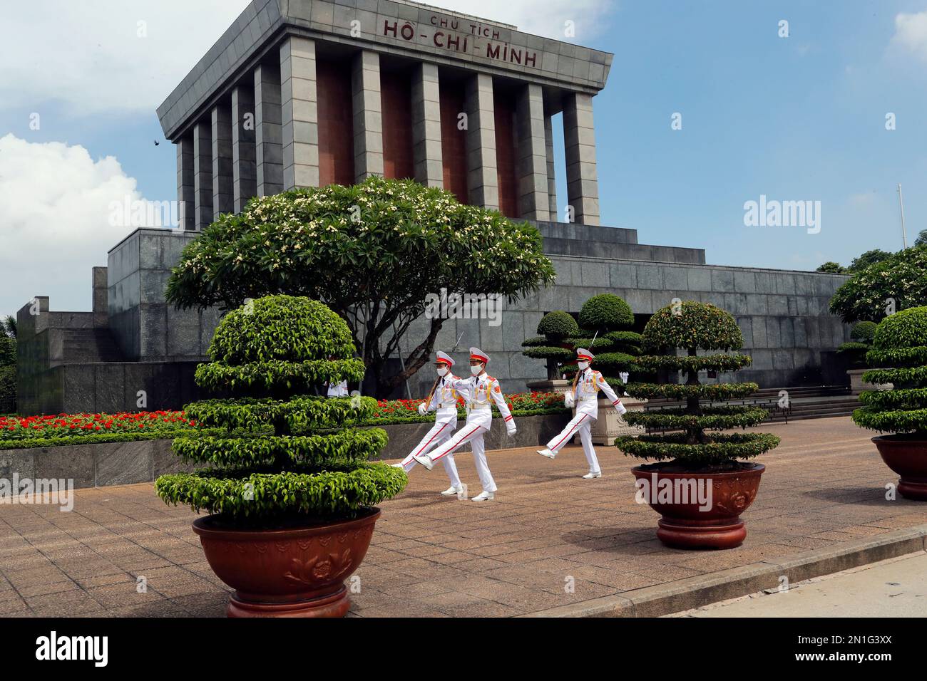 Ho Chi Minh Mausoleo Cambio delle guardie, Hanoi, Vietnam, Indocina, Asia sudorientale, AsiaVietnam. Foto Stock