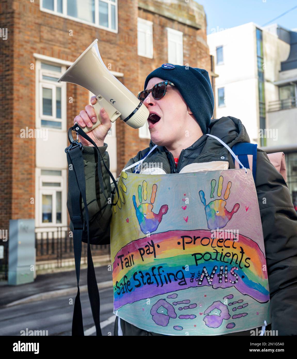 Brighton UK 6th Febbraio 2023 - infermieri in sciopero al di fuori del Royal Sussex County Hospital di Brighton oggi come il Royal College of Nursing inizia un altro due giorni a piedi fuori in Inghilterra : Credit Simon Dack / Alamy Live News Foto Stock