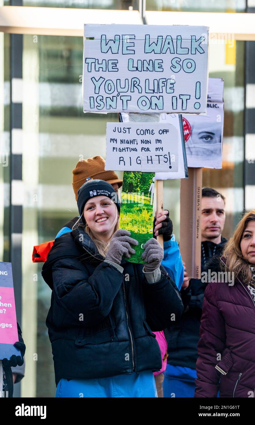 Brighton UK 6th Febbraio 2023 - infermieri in sciopero al di fuori del Royal Sussex County Hospital di Brighton oggi come il Royal College of Nursing inizia un altro due giorni a piedi fuori in Inghilterra : Credit Simon Dack / Alamy Live News Foto Stock