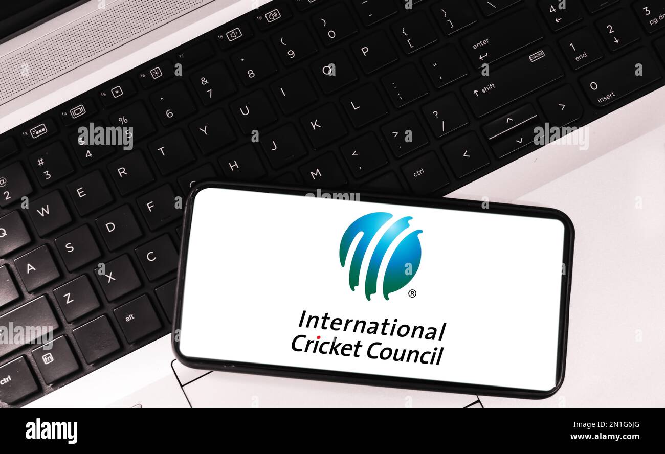 Moderno cricket council mobile app sfondo editoriale con laptop Foto Stock