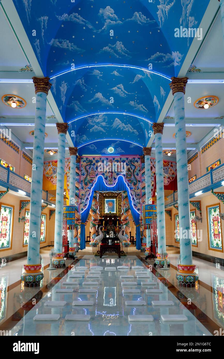 Tempio di CaO dai, Caodaismo un nuovo movimento religioso monoteistico fondato ufficialmente nel Vietnam meridionale nel 1926, Vietnam, Indochina Foto Stock