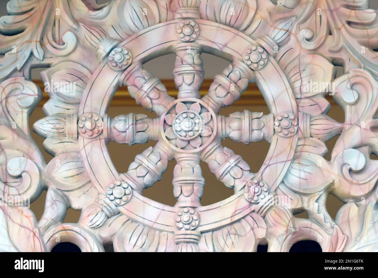 Dharma Wheel (Dharmachakra), il sentiero buddista di otto volte illustrato in una ruota, il tempio buddista di Ba Vang, Uong Bi, Vietnam, Indocina, Asia sudorientale Foto Stock