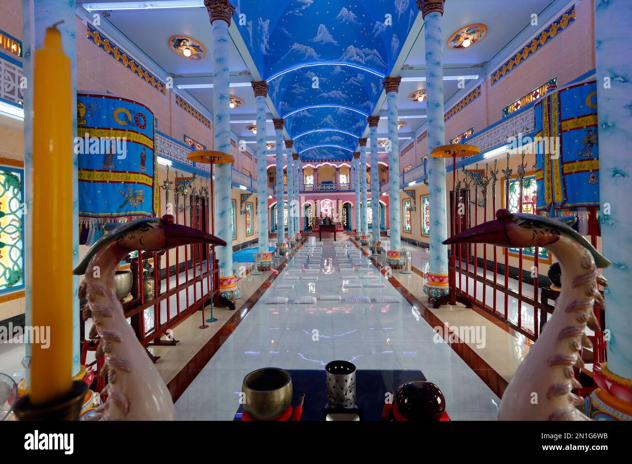 Tempio di CaO dai, Caodaismo un nuovo movimento religioso monoteistico fondato ufficialmente nel Vietnam meridionale nel 1926, Vietnam, Indochina Foto Stock