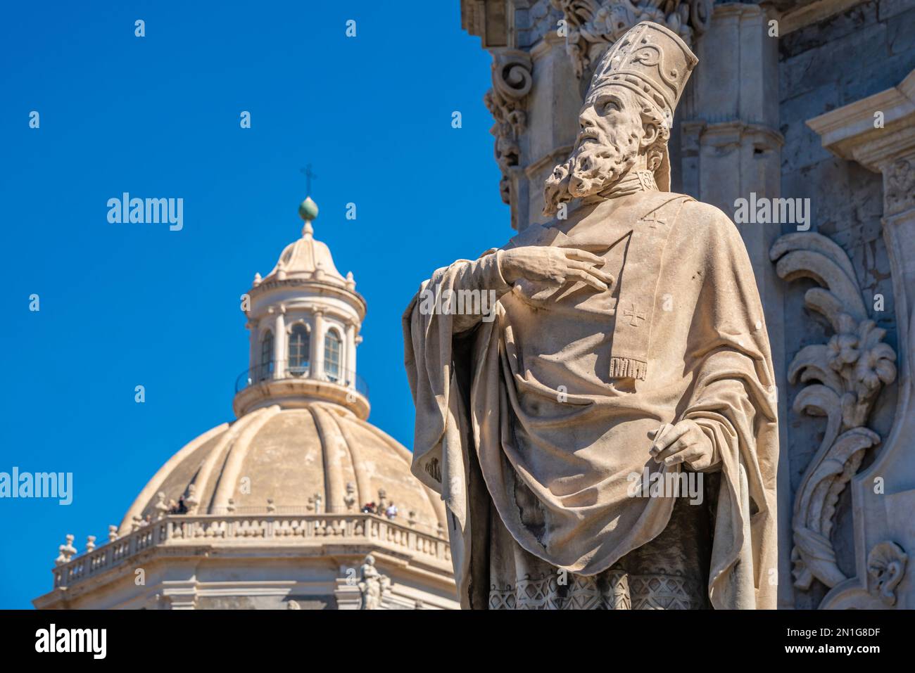 Vista della statua del Duomo e della Chiesa della Badia di Sant'Agata rotunda Piazza Duomo, Catania, Sicilia, Italia, Mediterraneo, Europa Foto Stock