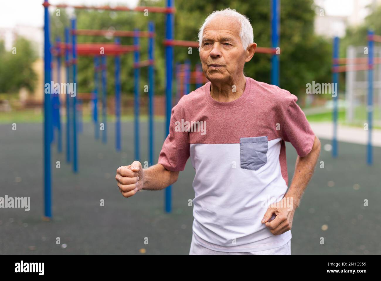 all'aperto, un uomo anziano, che fa sport Foto Stock