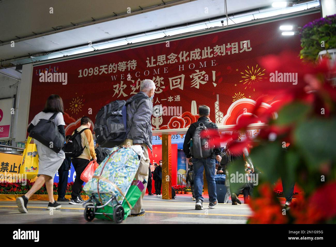 (230206) -- SHENZHEN, 6 febbraio 2023 (Xinhua) -- i viaggiatori arrivano a Shenzhen, provincia del Guangdong, Cina meridionale, 6 febbraio 2023. La Cina continentale ha ripreso pienamente il normale viaggio con le regioni amministrative speciali (SAR) di Hong Kong e Macao a partire da lunedì, in quella che si prevede sarà una forte spinta per lo sviluppo economico delle due regioni. A partire da lunedì, si sono aperti il punto di controllo lo Wu, il punto di controllo Lok ma Chau/Huanggang e il punto di controllo Heung Yuen Wai/Liantang, segnando la piena ripresa del funzionamento di tutti i sette punti di controllo di confine tra Shenzhen e Hong K. Foto Stock