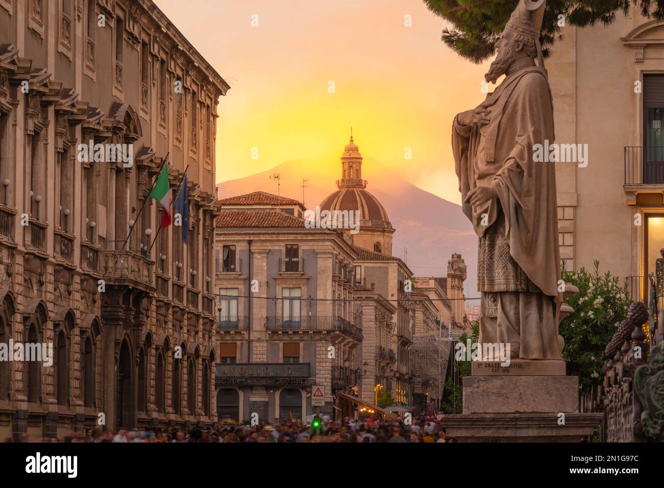 Vista di Piazza Duomo e dell'Etna sullo sfondo al tramonto, Catania, Sicilia, Italia, Mediterraneo, Europa Foto Stock