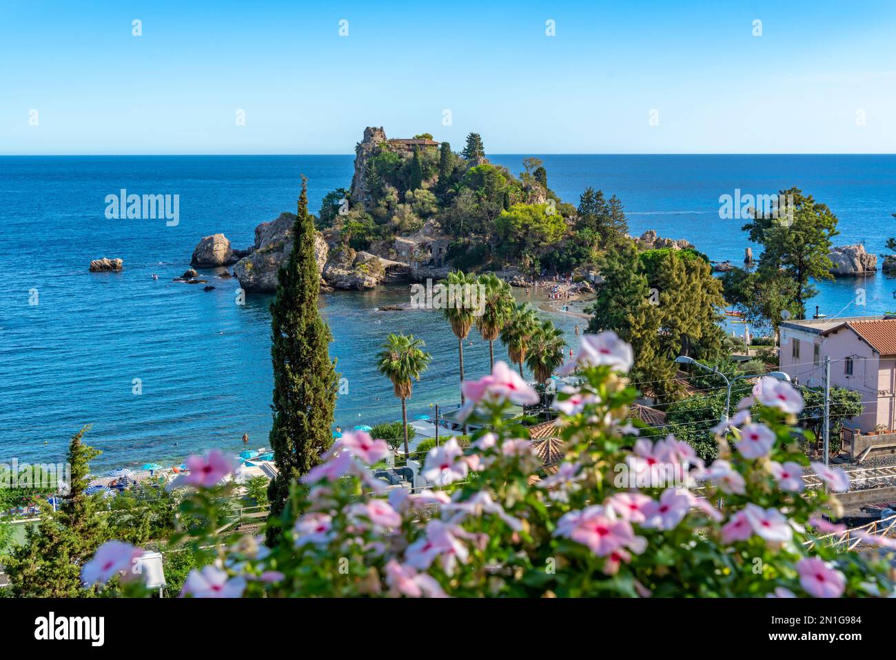Vista dell'Isola Bella e della spiaggia nelle giornate di sole, Mazzaro, Taormina, Sicilia, Italia, Mediterraneo, Europa Foto Stock