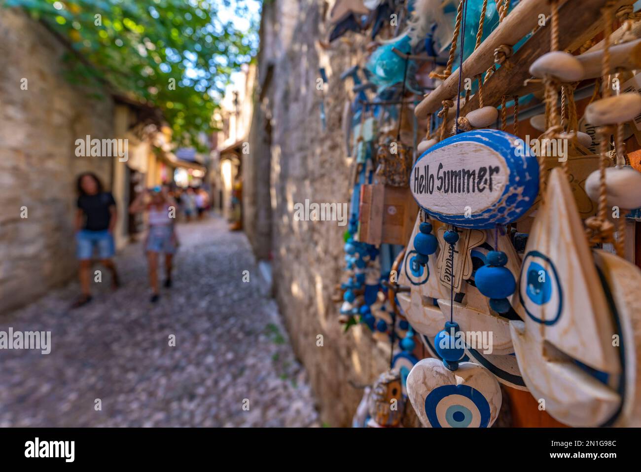 Vista del negozio di souvenir in strada acciottolata, la città vecchia di Rodi, patrimonio dell'umanità dell'UNESCO, Rodi, Dodecaneso, Isole greche, Grecia, Europa Foto Stock