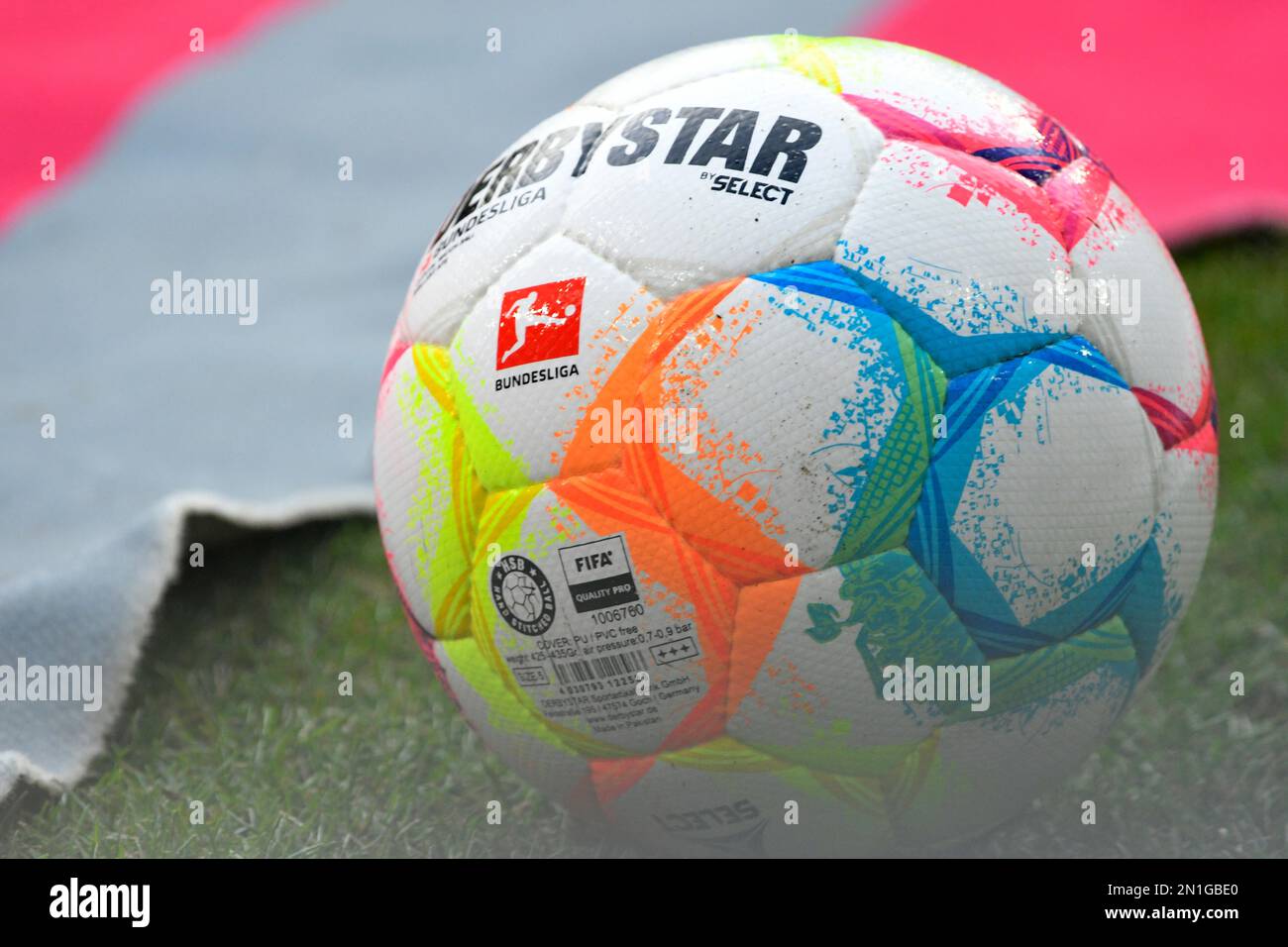 RheinEnergieStadion Colonia Germania, 4,3.2023, Calcio: Bundesliga matchday 19, 1.FC Koeln (KOE, bianco) vs Rasenballsport Leipzig (RBL, nero) — palla Derbystar Foto Stock