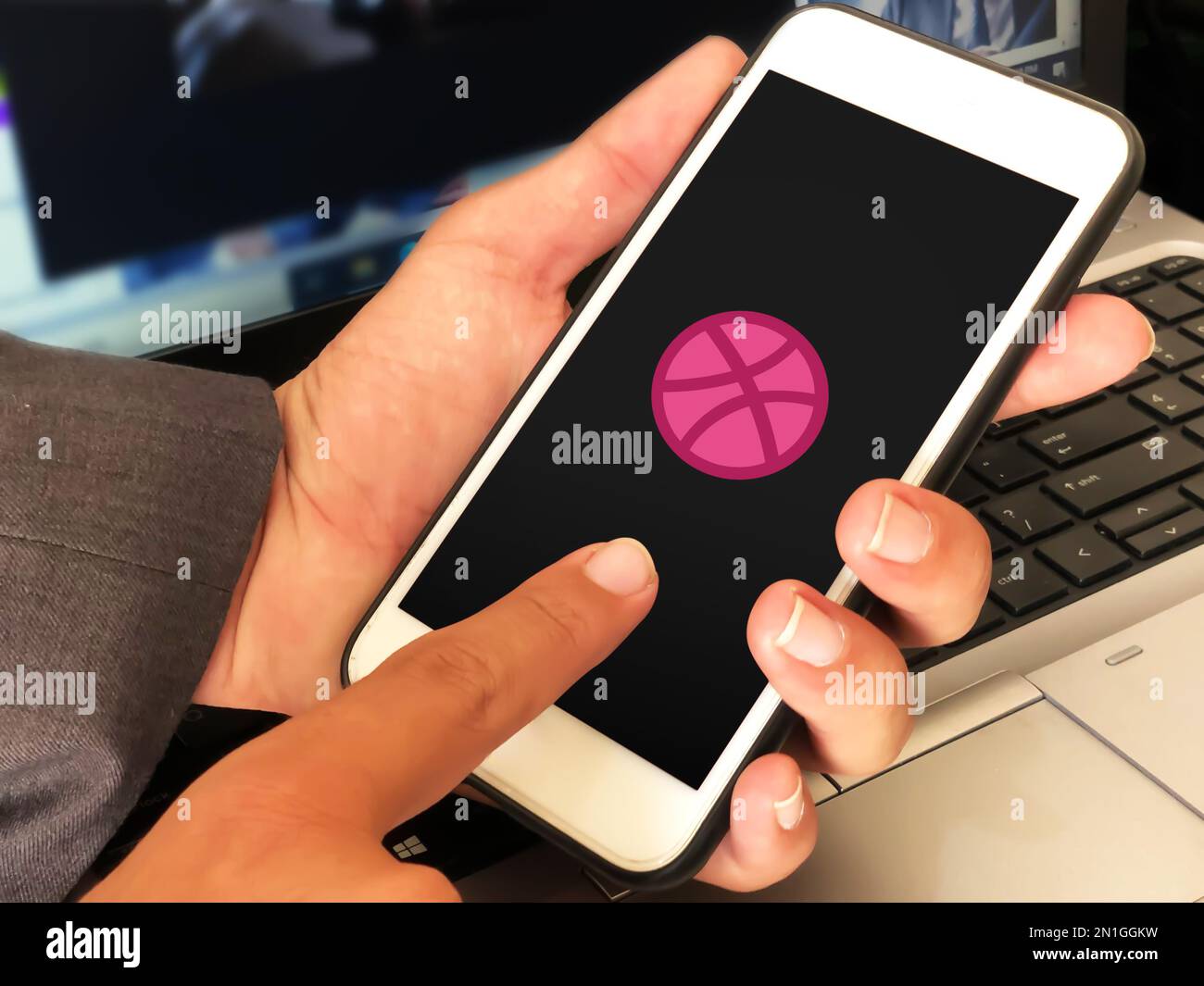 Persona che utilizza dribble su sfondo editoriale per applicazioni mobili, design e portfolio. Foto Stock