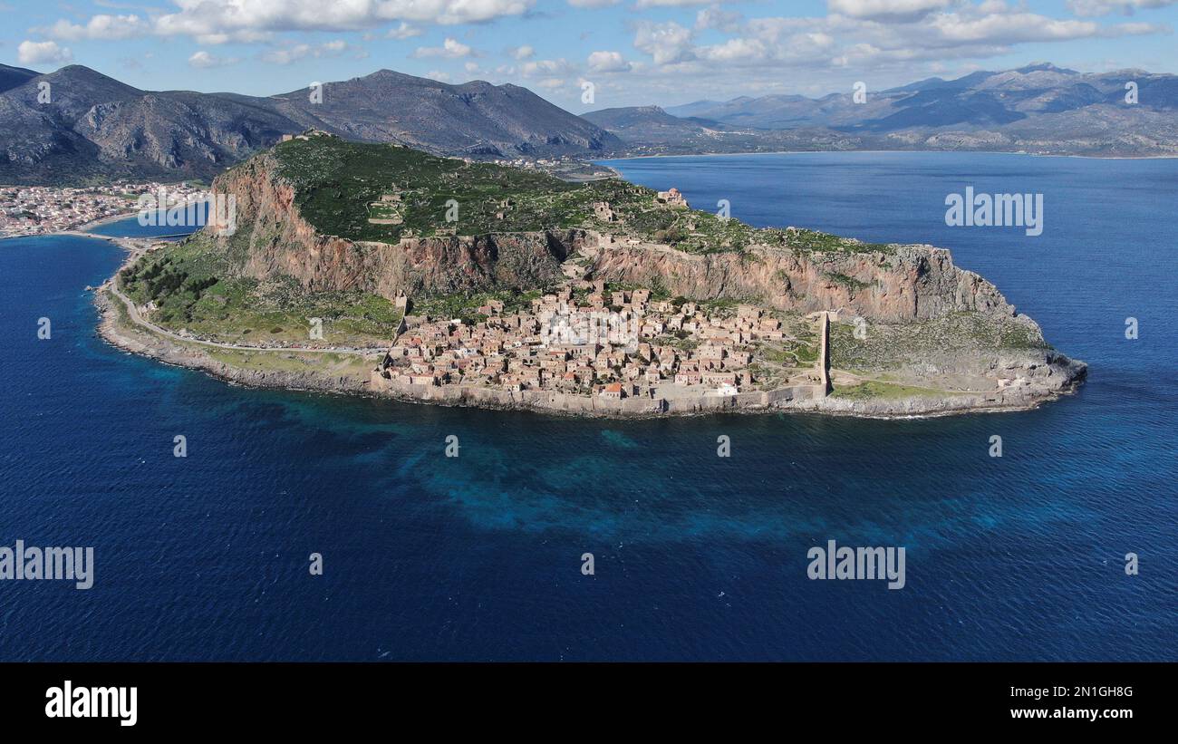 Monemvasia vista aerea, una storica città castello costruita su un'isola rocciosa, Lakonia, Peloponneso, Grecia Foto Stock