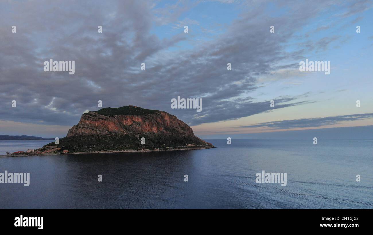 Monemvasia vista aerea serale, una storica città castello costruita su un'isola rocciosa, Lakonia, Peloponneso, Grecia Foto Stock