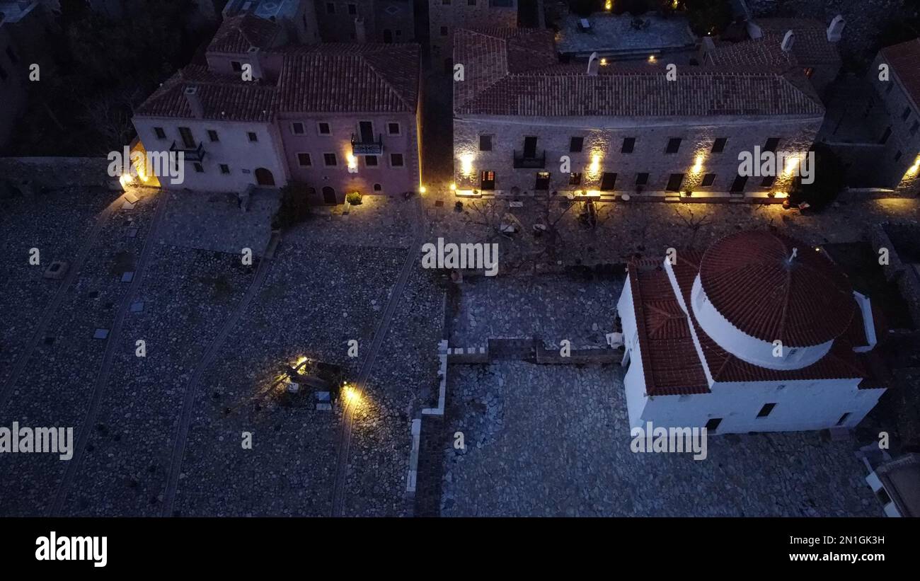 Monemvasia vista aerea notturna, una storica città castello costruita su un'isola rocciosa, Lakonia, Peloponesse, Grecia Foto Stock
