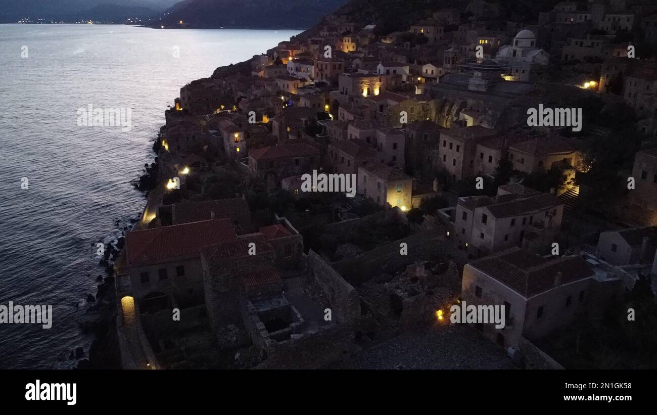 Monemvasia vista aerea notturna, una storica città castello costruita su un'isola rocciosa, Lakonia, Peloponesse, Grecia Foto Stock