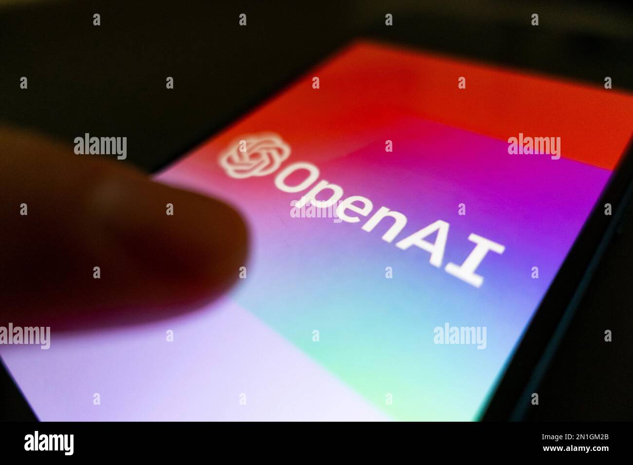 Utilizzo di un'applicazione OpenAI di ChatGPT sullo schermo del telefono immagine concettuale Foto Stock