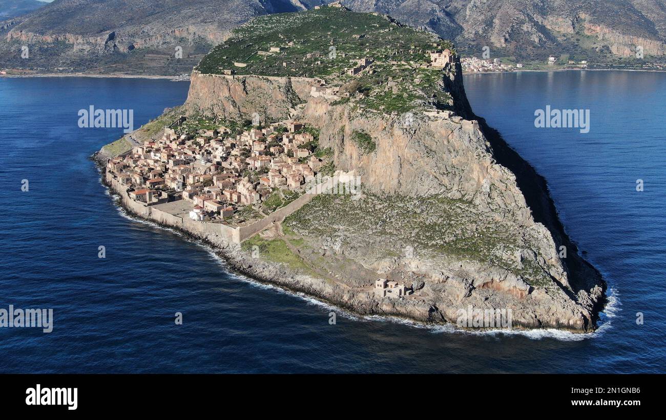 Monemvasia vista aerea, una storica città castello costruita su un'isola rocciosa, Lakonia, Peloponneso, Grecia Foto Stock