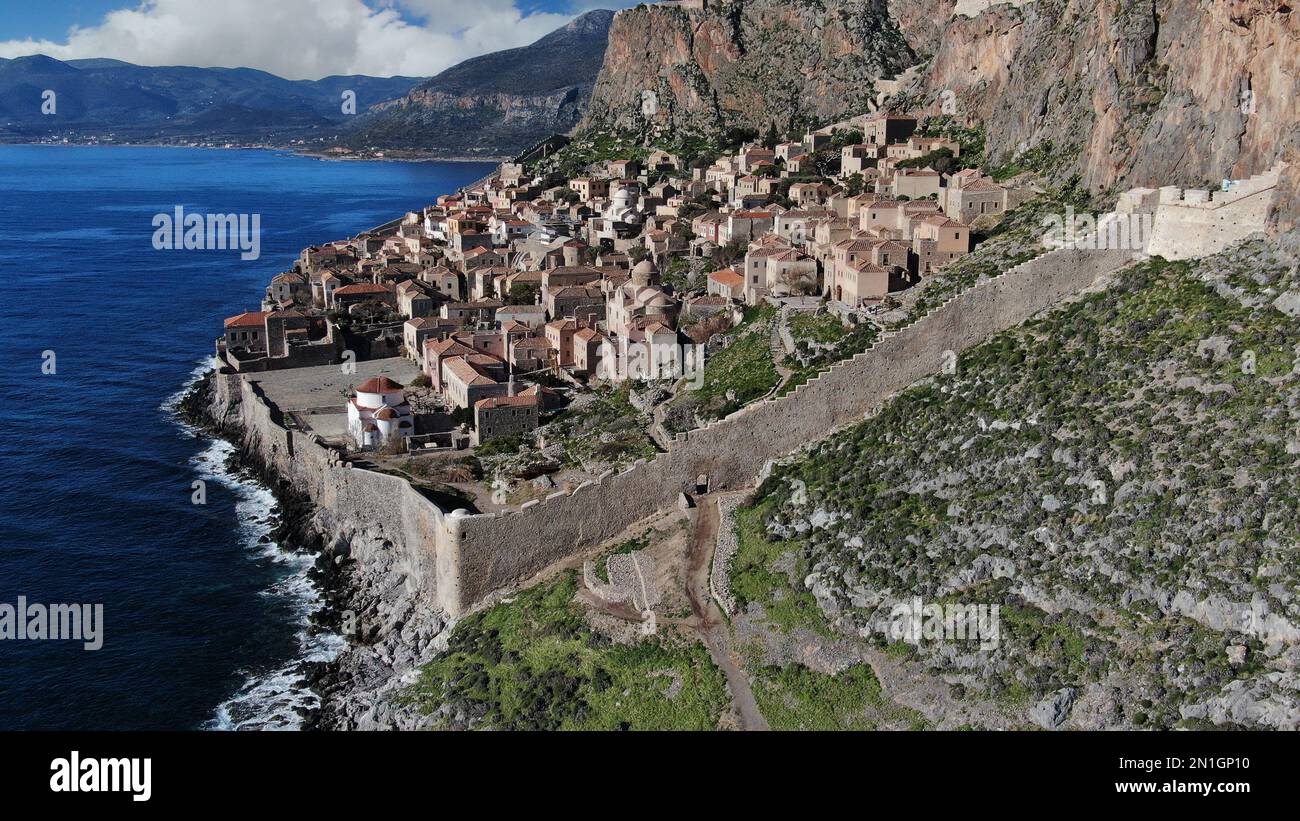Monemvasia vista aerea, una storica città castello costruita su un'isola rocciosa, Lakonia, Peloponneso, Grecia Foto Stock