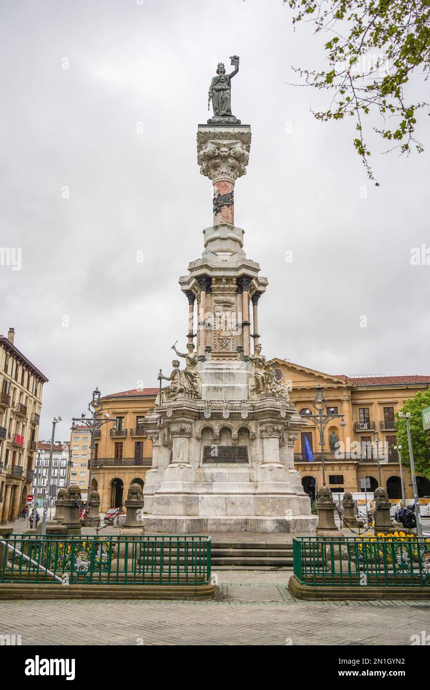 Monumento ai Fueros, statua che onora le leggi della Navarra, Pamplona, Navarra, Spagna. Foto Stock
