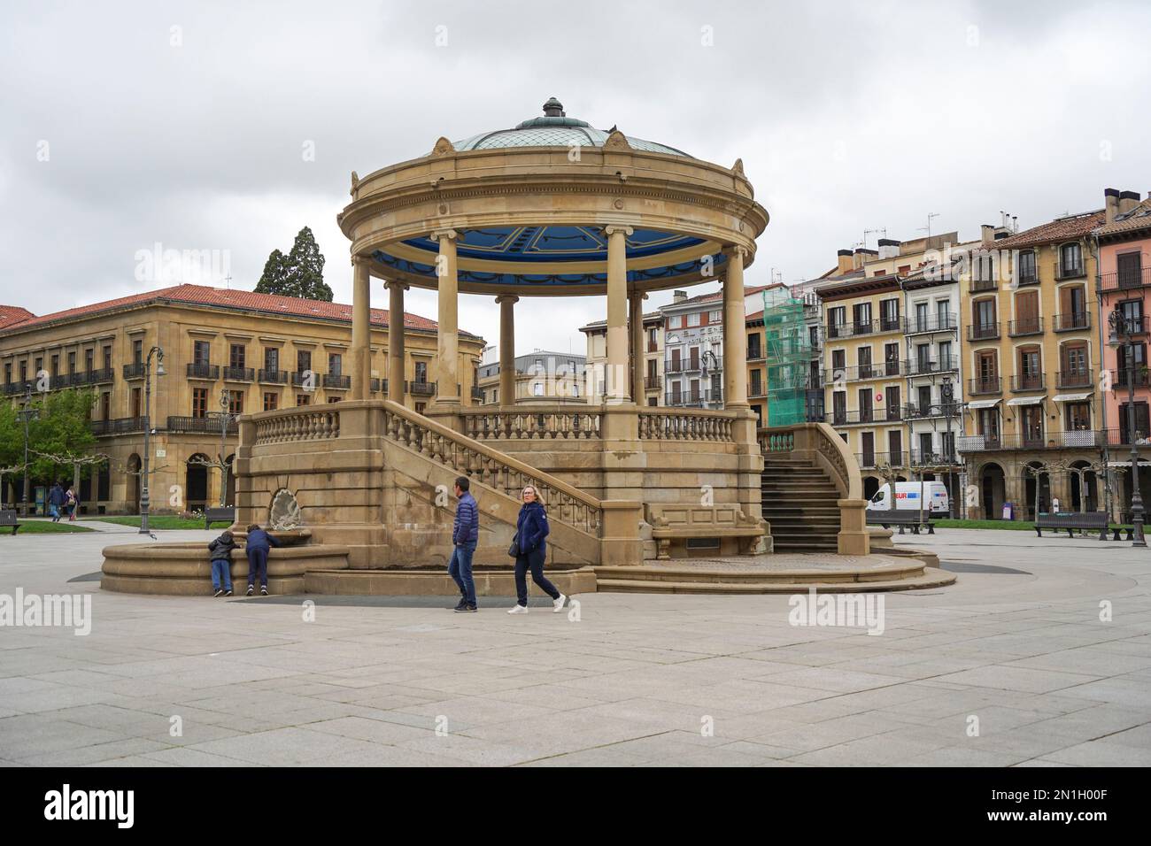 Plaza del Castillo, centro città con chiosco di Pamplona, Navarra, Spagna. Foto Stock