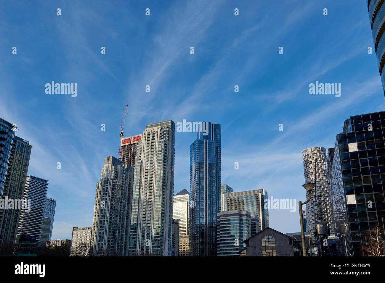 Grattacieli di Canary Wharf, London Docklands UK, guardando verso l'alto, dal Millwall Inner Dock Foto Stock