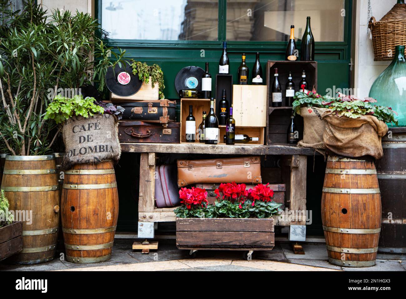 Mostra di vecchie bottiglie e demijohns fuori dalla vecchia taverna Foto Stock